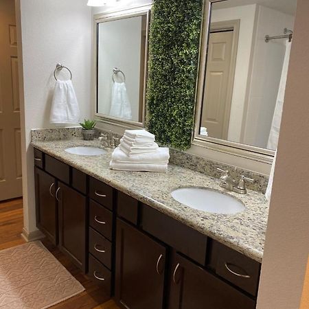 Bright & Modern Galleria Suite! 5 Star Location, Self Check In & Free Parking Houston Bagian luar foto