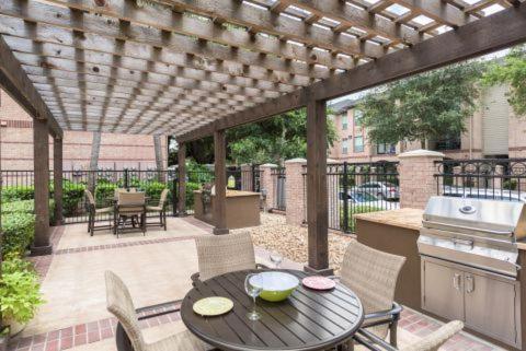 Bright & Modern Galleria Suite! 5 Star Location, Self Check In & Free Parking Houston Bagian luar foto